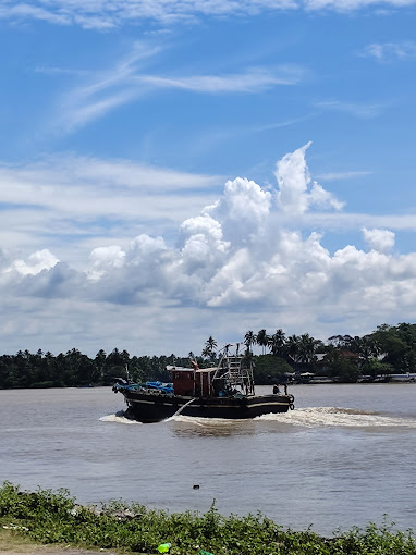 Beypore Beach Kozhikode bustling fishing harbor 