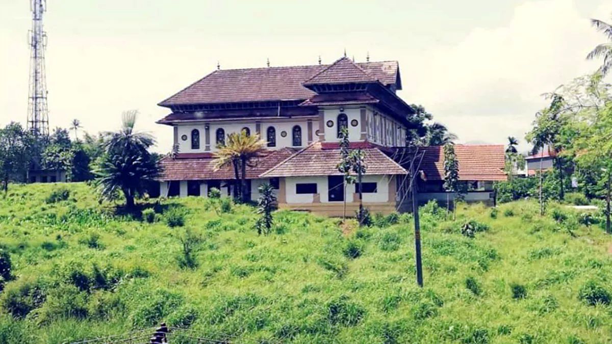 Nadapuram Masjid with visitors
